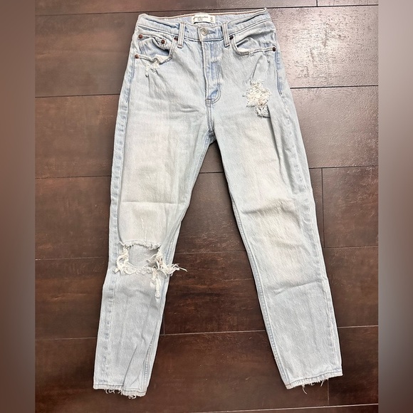 Abercrombie & Fitch High Rise Distressed Mom Jean in Light Wash Size 25 - Picture 2 of 13